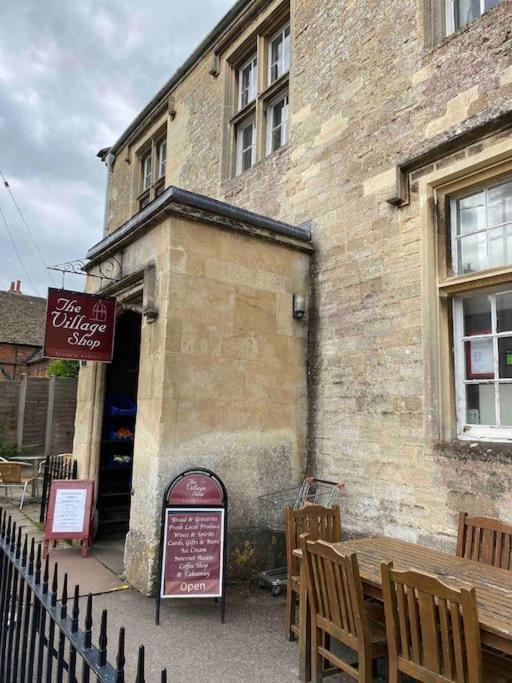 Larks Leaze Lodge, Steeple Ashton, Wiltshire Trowbridge Exterior foto