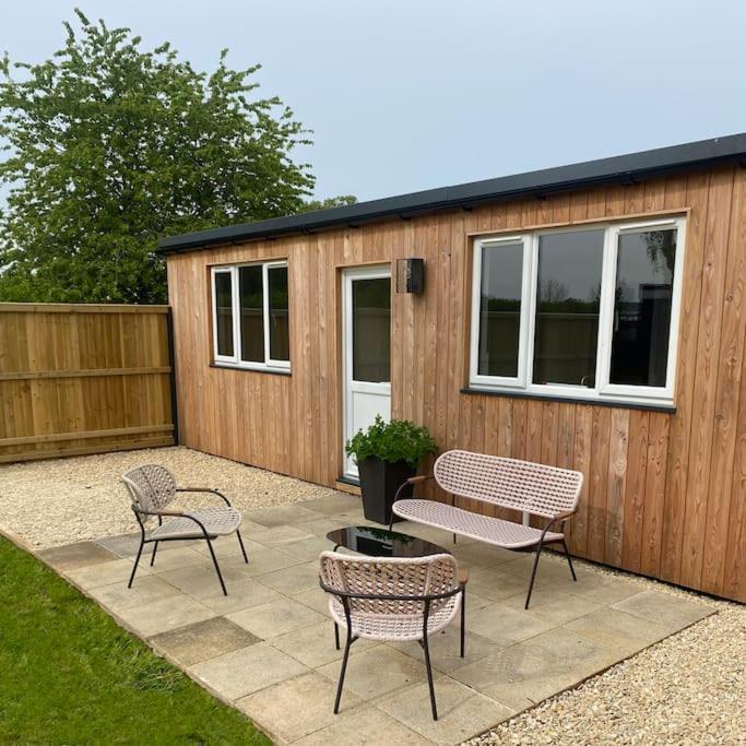Larks Leaze Lodge, Steeple Ashton, Wiltshire Trowbridge Exterior foto
