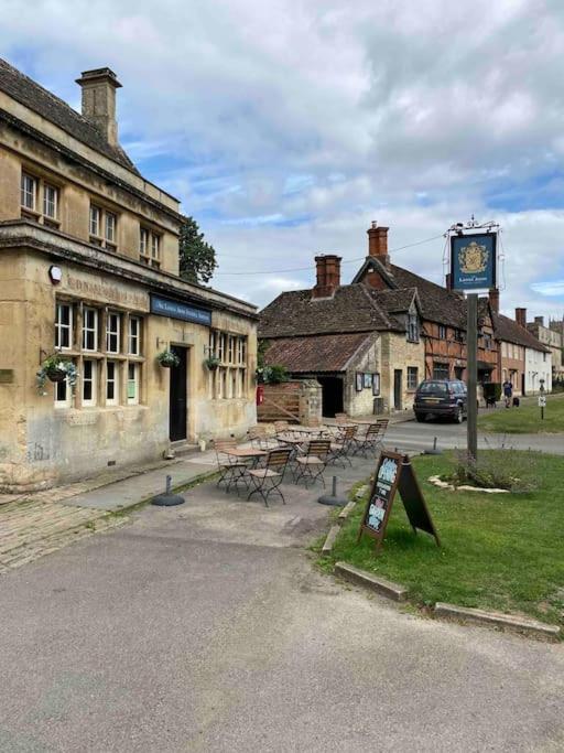 Larks Leaze Lodge, Steeple Ashton, Wiltshire Trowbridge Exterior foto